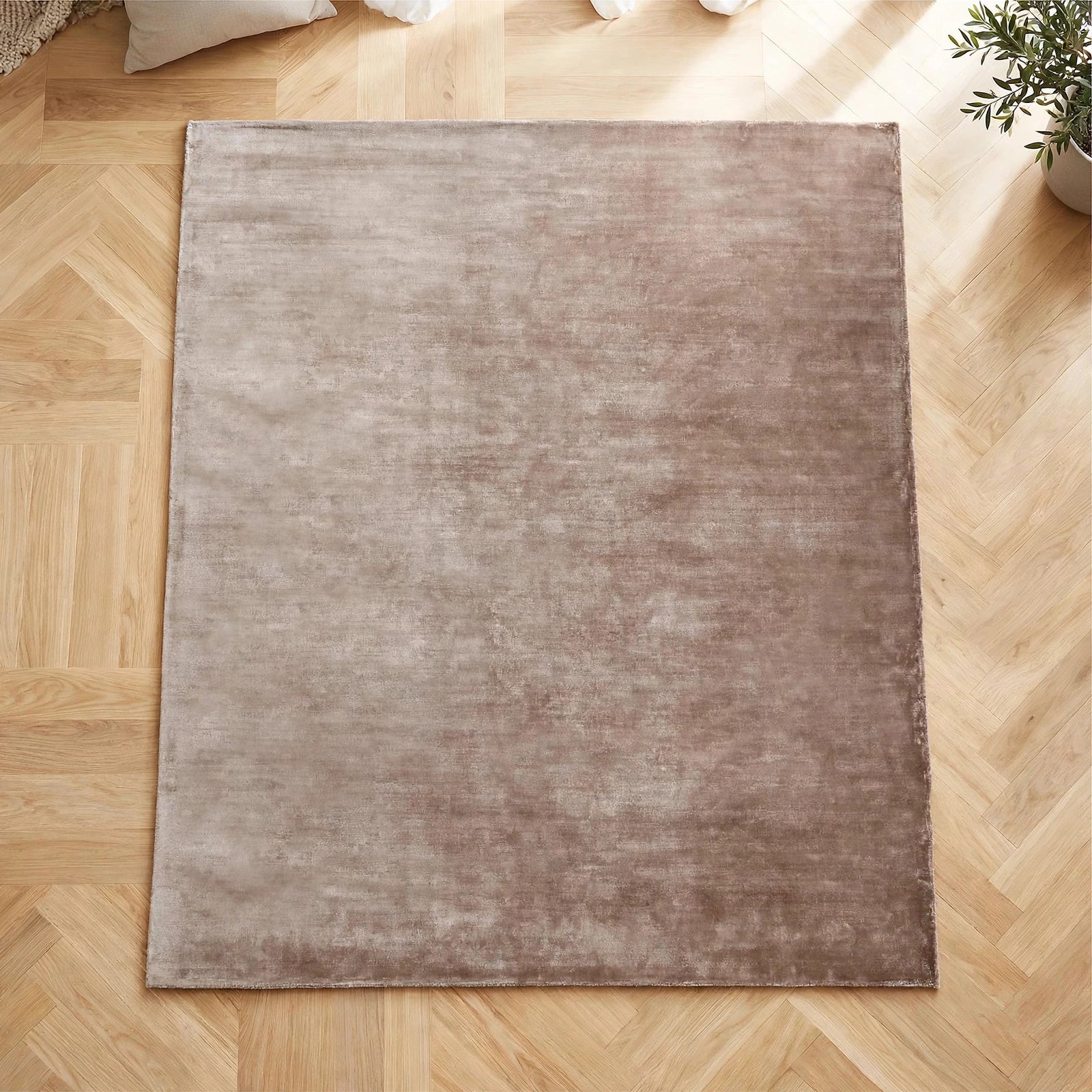 Dusty Rose Silky Viscose Rug – Handmade Silk-Look Handloom Carpet, Bhadohi India