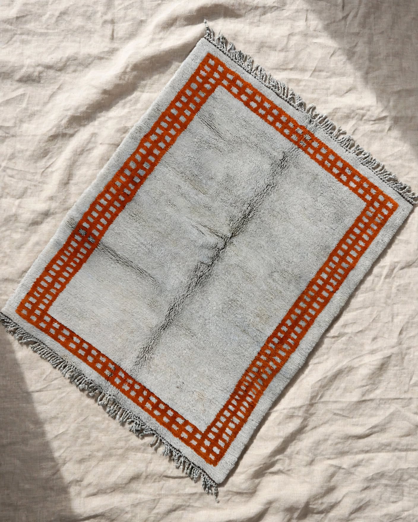 Cream Ivory Moroccan Berber Wool Rug with Sunset Orange Border, handmade in Bhadohi India – border detail