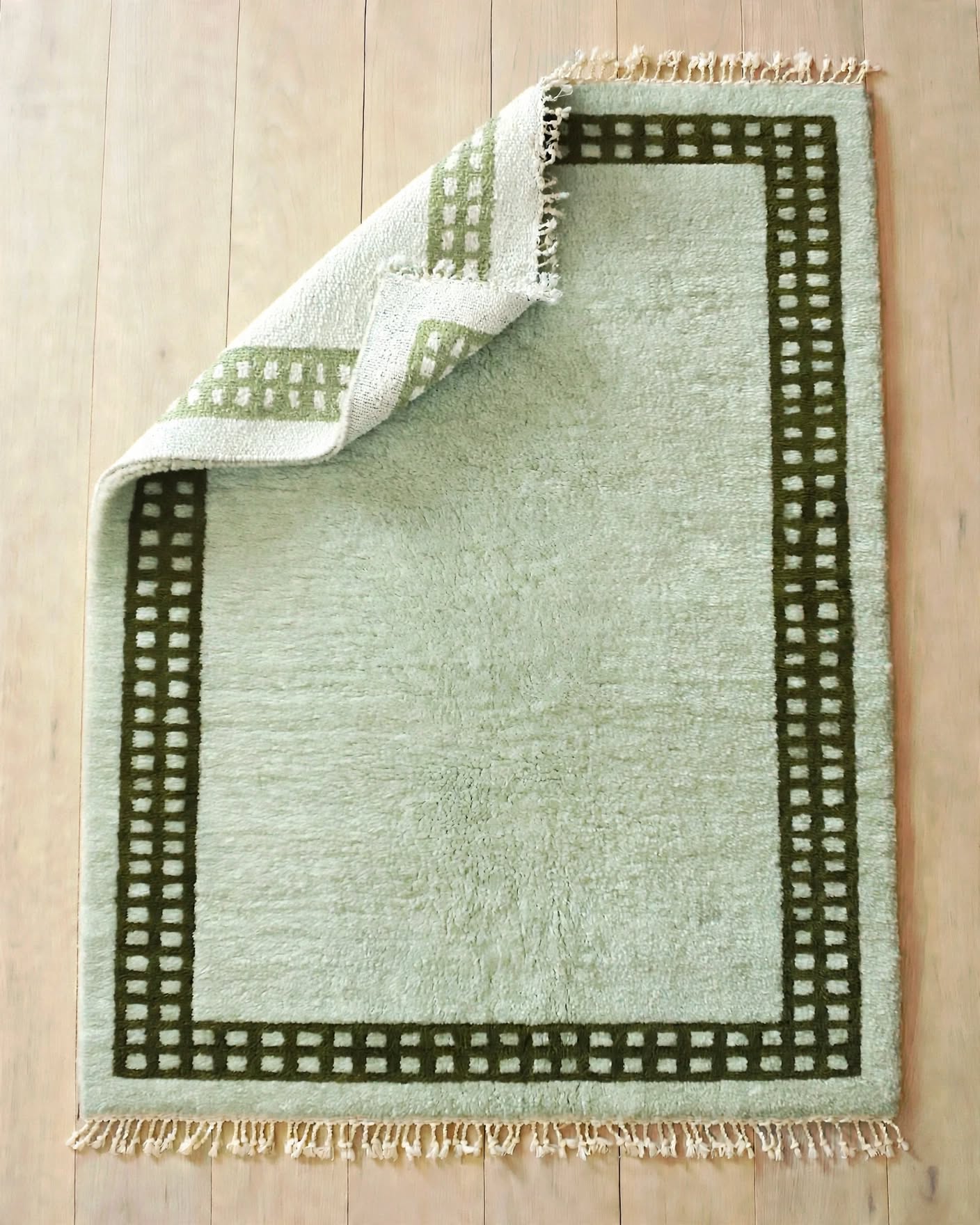 Mint Green Moroccan Berber Wool Rug with Dark Geometric Border, handmade in Bhadohi India – border detail