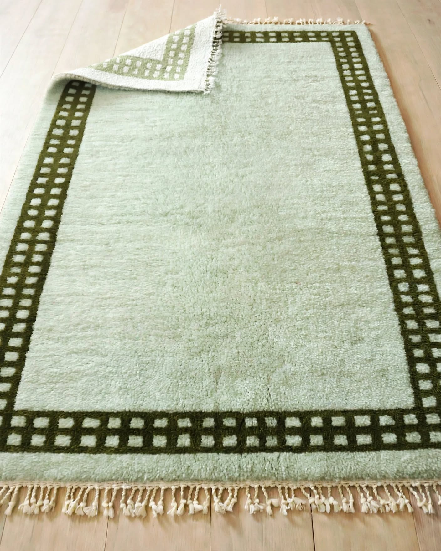 Mint Green Moroccan Berber Wool Rug with Dark Geometric Border, handmade in Bhadohi India – border detail