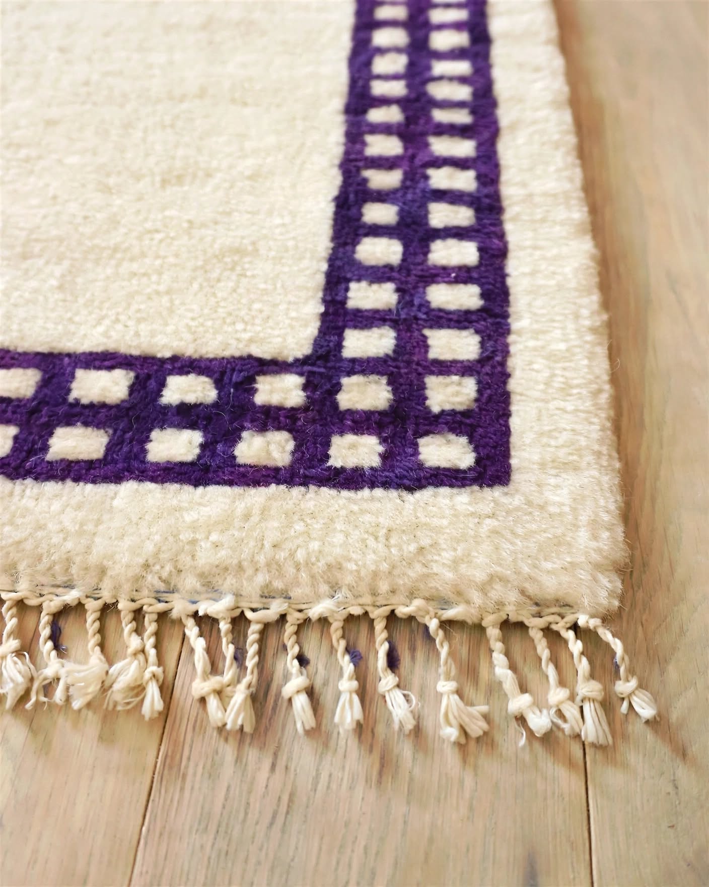 Cream Ivory Moroccan Berber Wool Rug with Lavender Purple Border, handmade in Bhadohi India – photo 3
