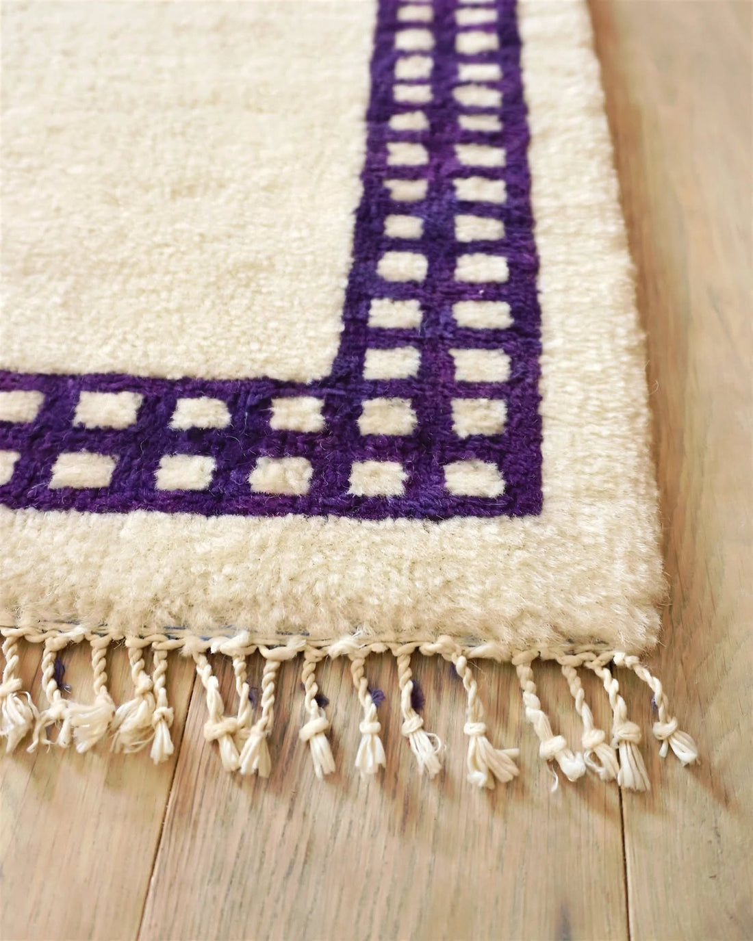 Cream Ivory Moroccan Berber Wool Rug with Lavender Purple Border, handmade in Bhadohi India – photo 3