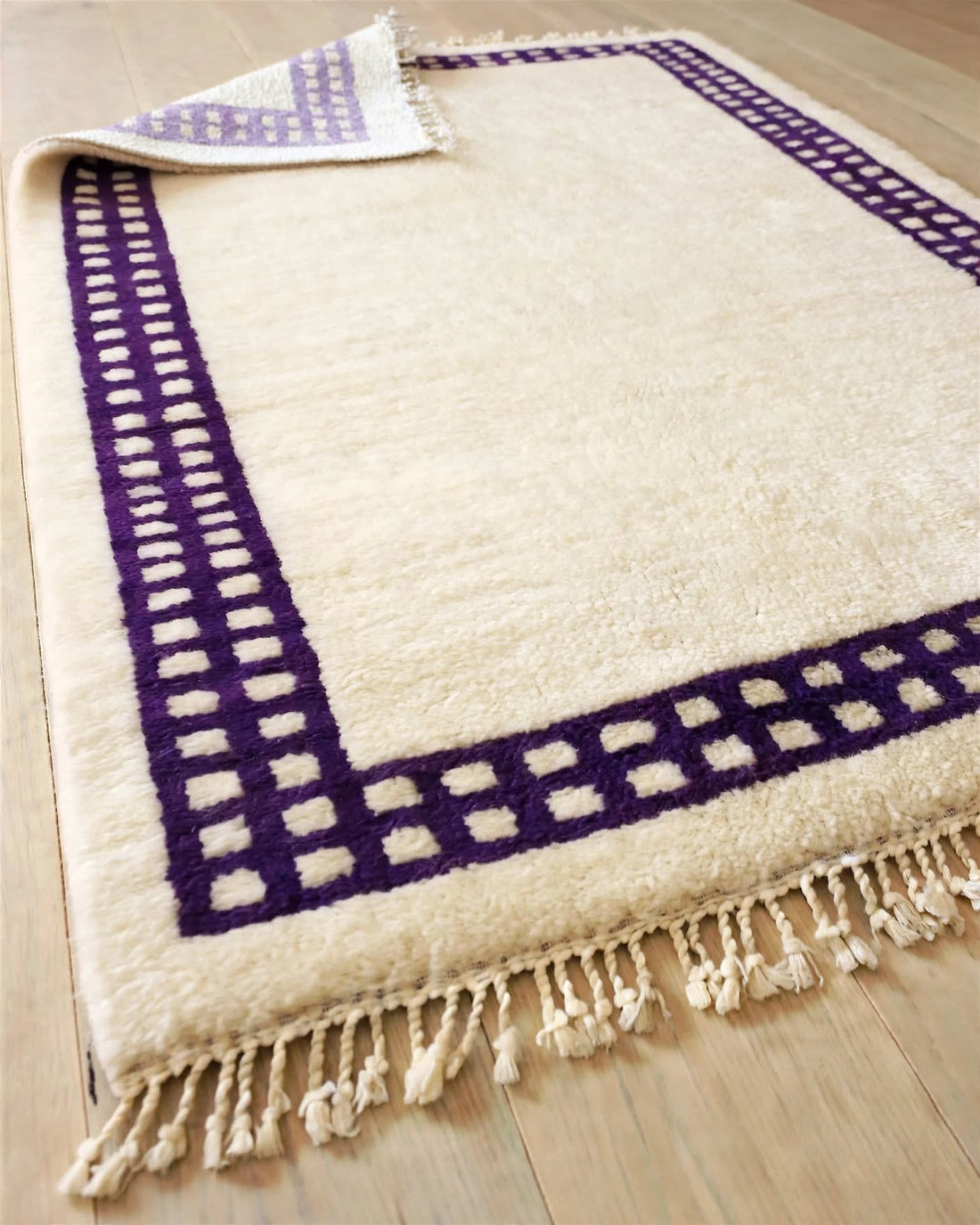 Cream Ivory Moroccan Berber Wool Rug with Lavender Purple Border, handmade in Bhadohi India – photo 4