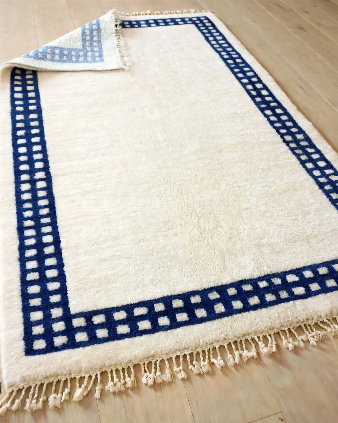 Cream Ivory Moroccan Berber Wool Rug with Navy Blue Border, handmade in Bhadohi India – photo 6
