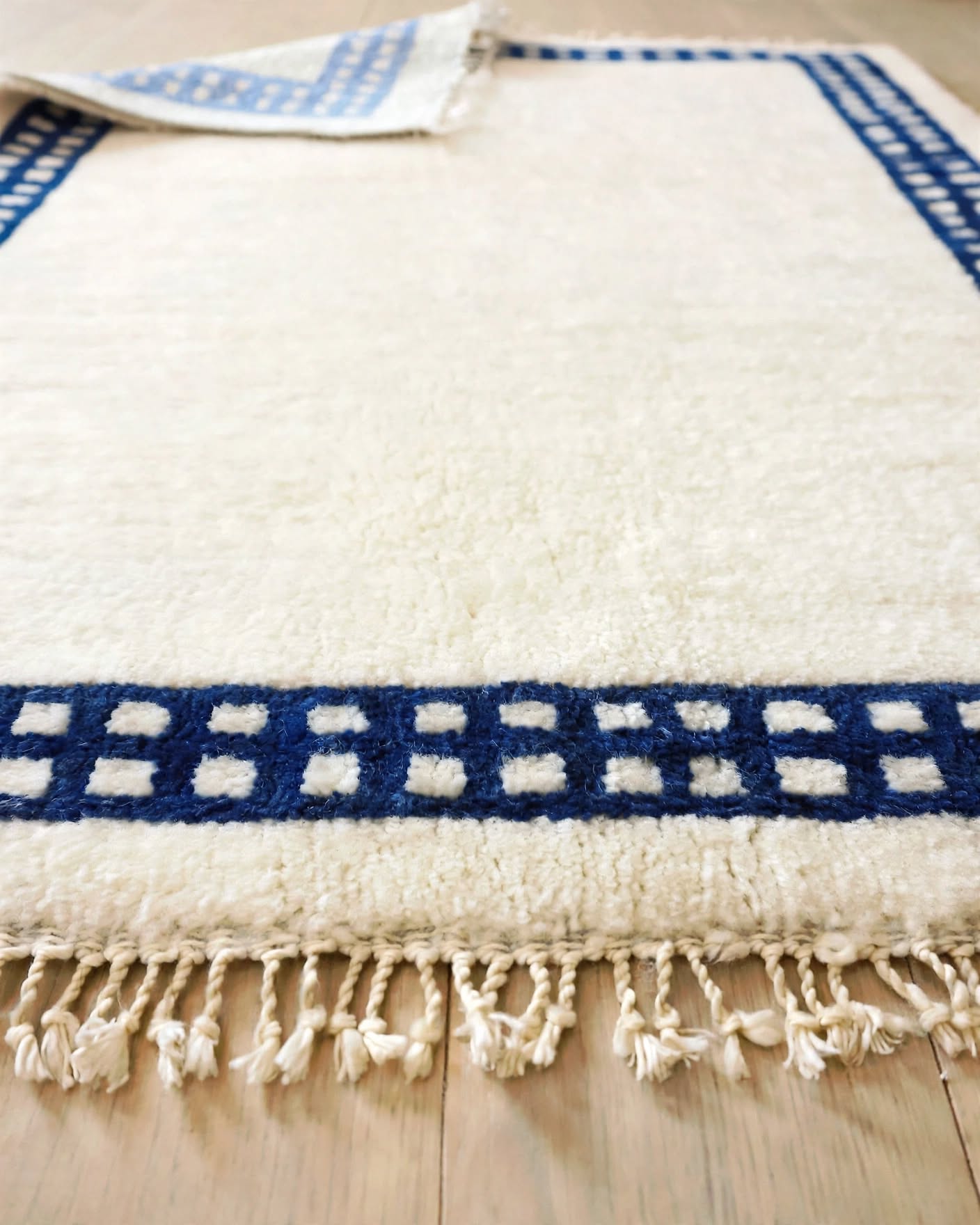 Cream Ivory Moroccan Berber Wool Rug with Navy Blue Border, handmade in Bhadohi India – photo 4