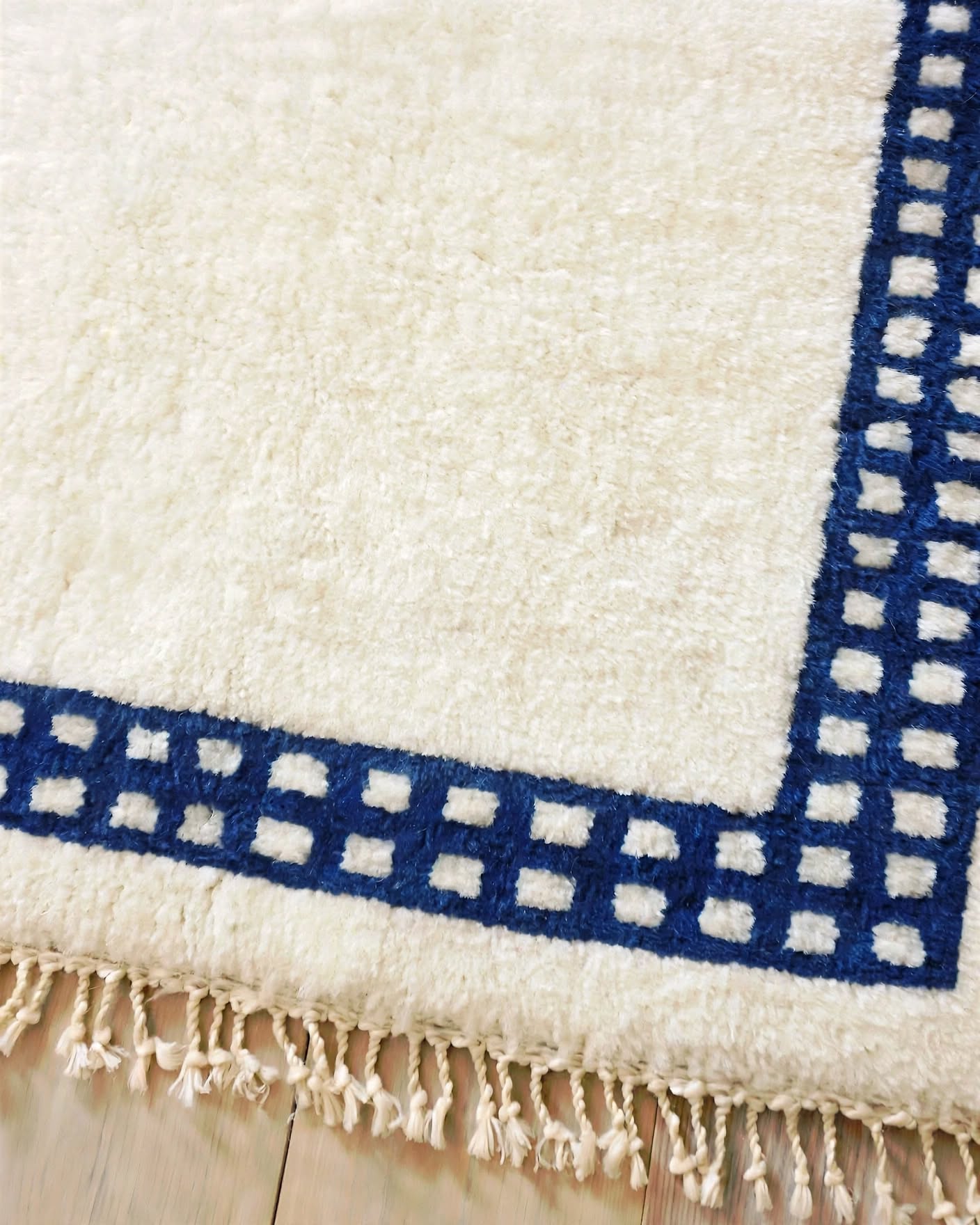 Cream Ivory Moroccan Berber Wool Rug with Navy Blue Border, handmade in Bhadohi India – photo 5