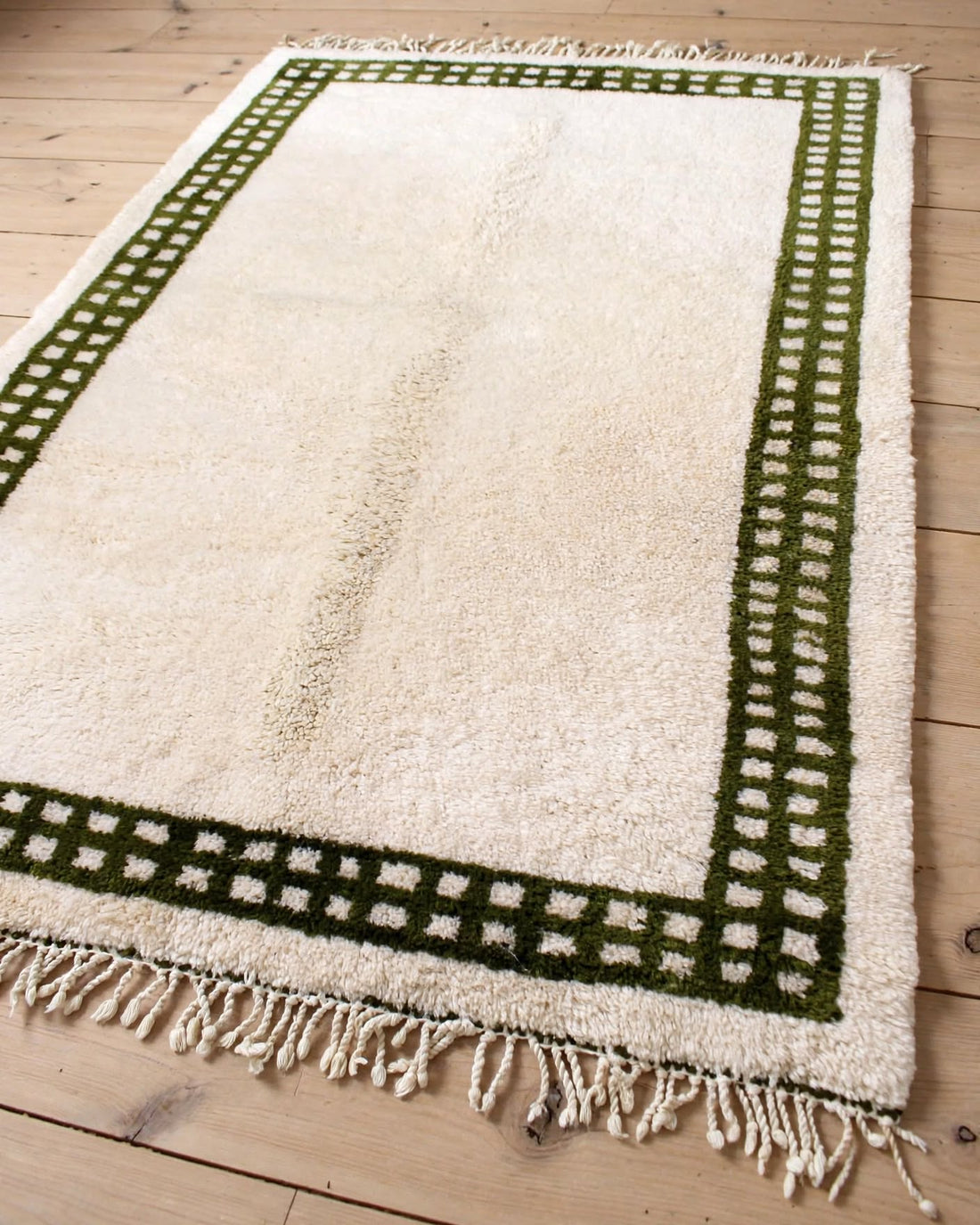 Cream Ivory Moroccan Berber Wool Rug with Dark Green Border, handmade in Bhadohi India – photo 4