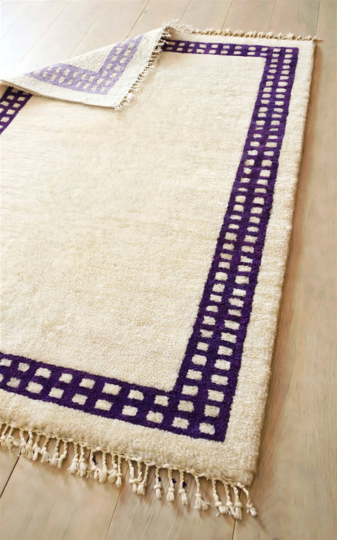 Cream Ivory Moroccan Berber Wool Rug with Lavender Purple Border, handmade in Bhadohi India – photo 6