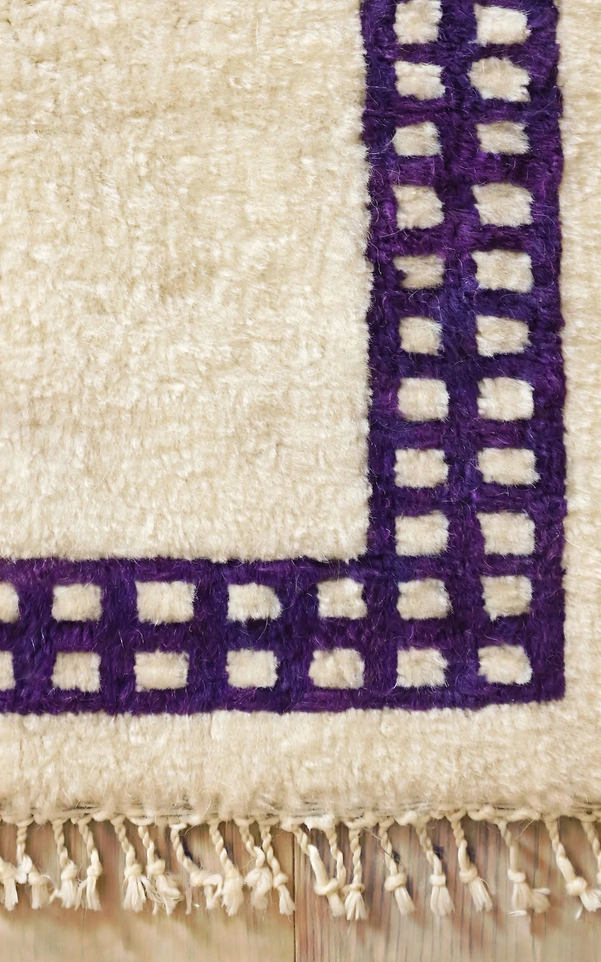 Cream Ivory Moroccan Berber Wool Rug with Lavender Purple Border, handmade in Bhadohi India – photo 7