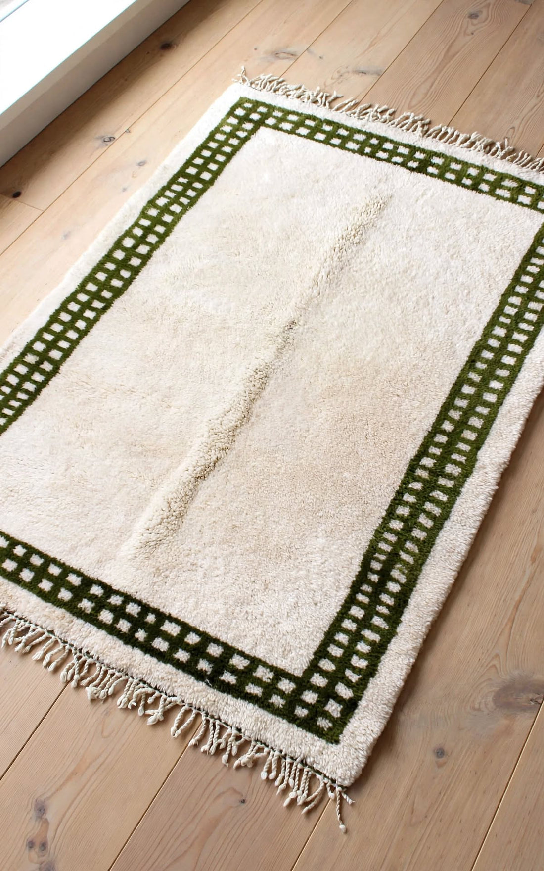 Cream Ivory Moroccan Berber Wool Rug with Dark Green Border, handmade in Bhadohi India – photo 7