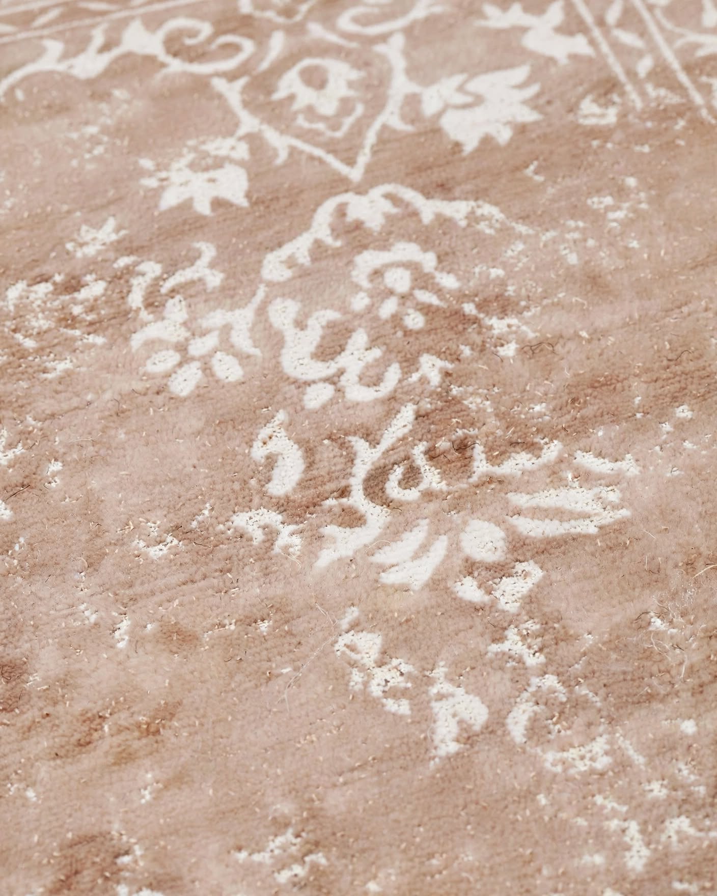 Pink and White Silky Viscose Rug, handmade in Bhadohi India – photo 3